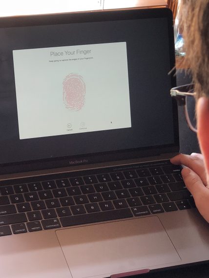 MacBook Pro finger id