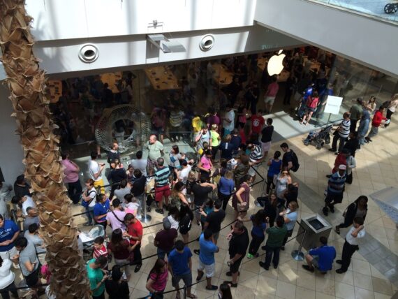 Apple Store long line to get in