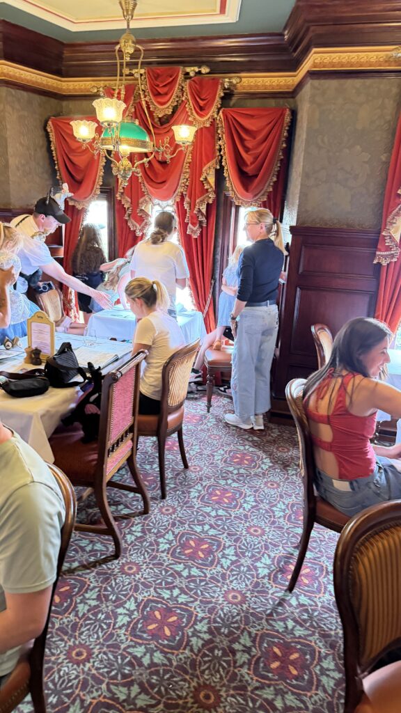 disney restaurant dining room